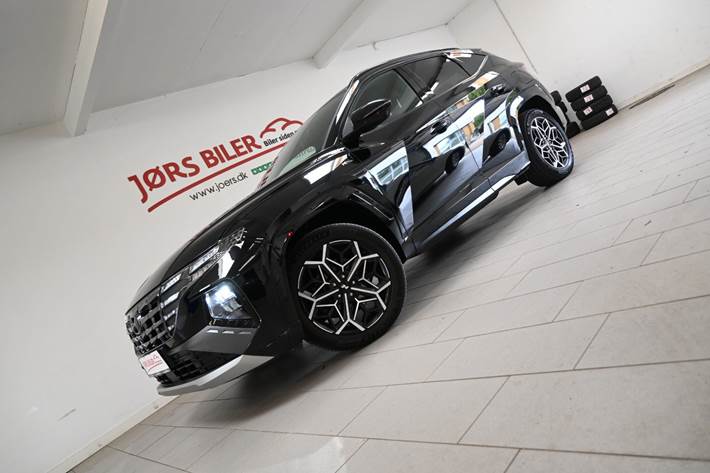 Sort Hyundai Tucson fra 2022 set udefra