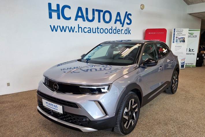 Sølv Opel Mokka-e fra 2023 set udefra