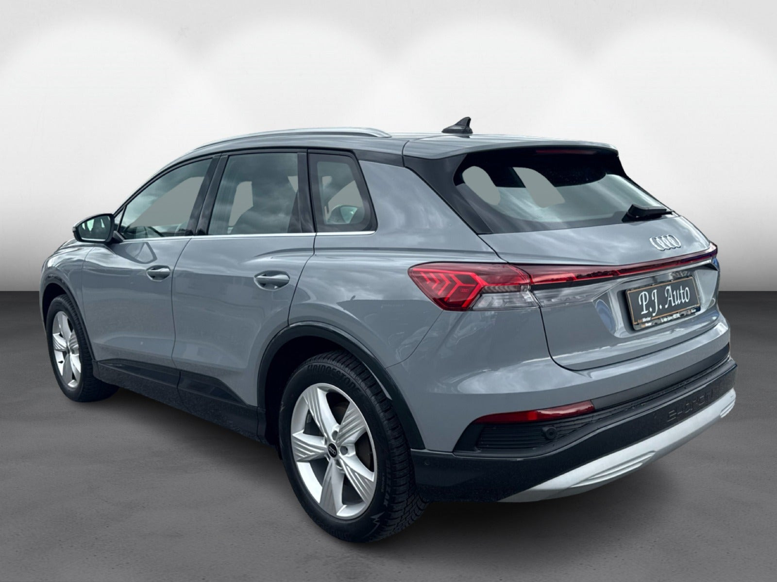 Grå Audi Q4 e-tron fra 2023