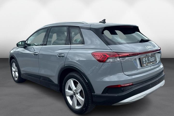 Grå Audi Q4 e-tron fra 2023