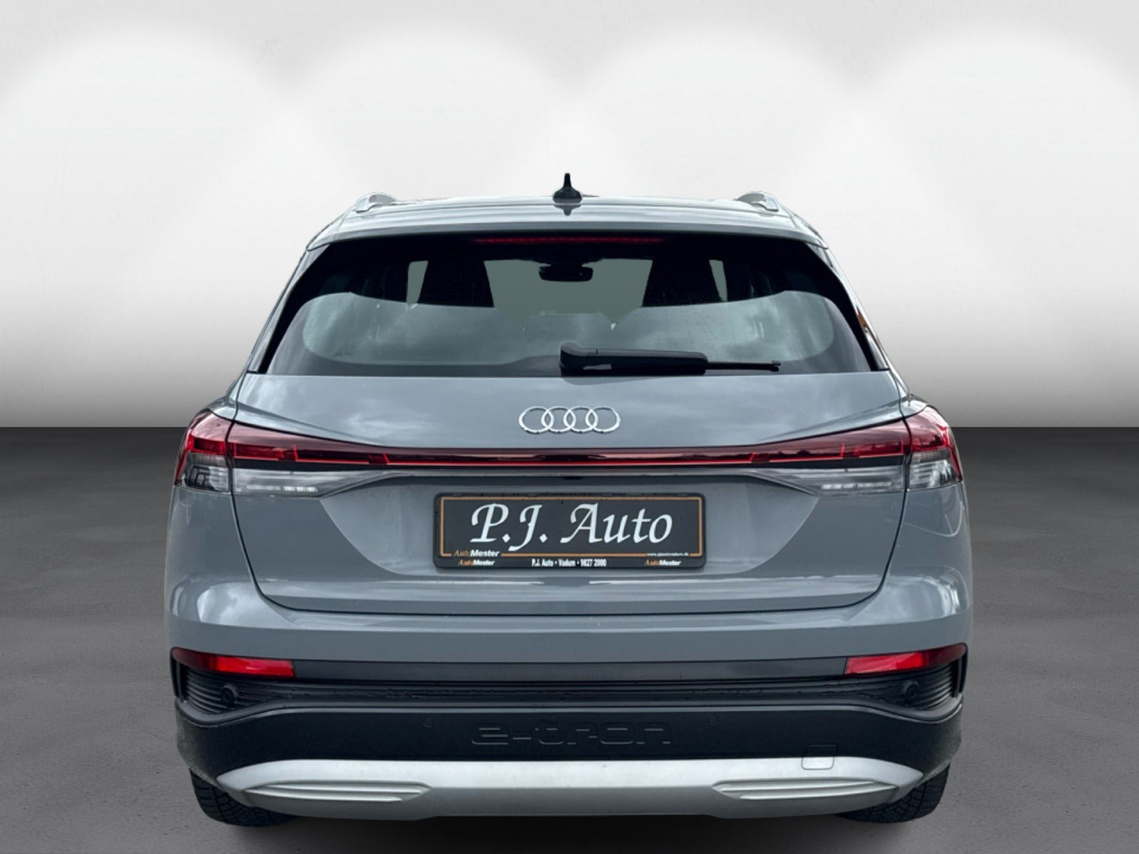Grå Audi Q4 e-tron fra 2023