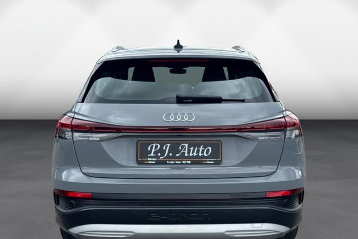 Grå Audi Q4 e-tron fra 2023