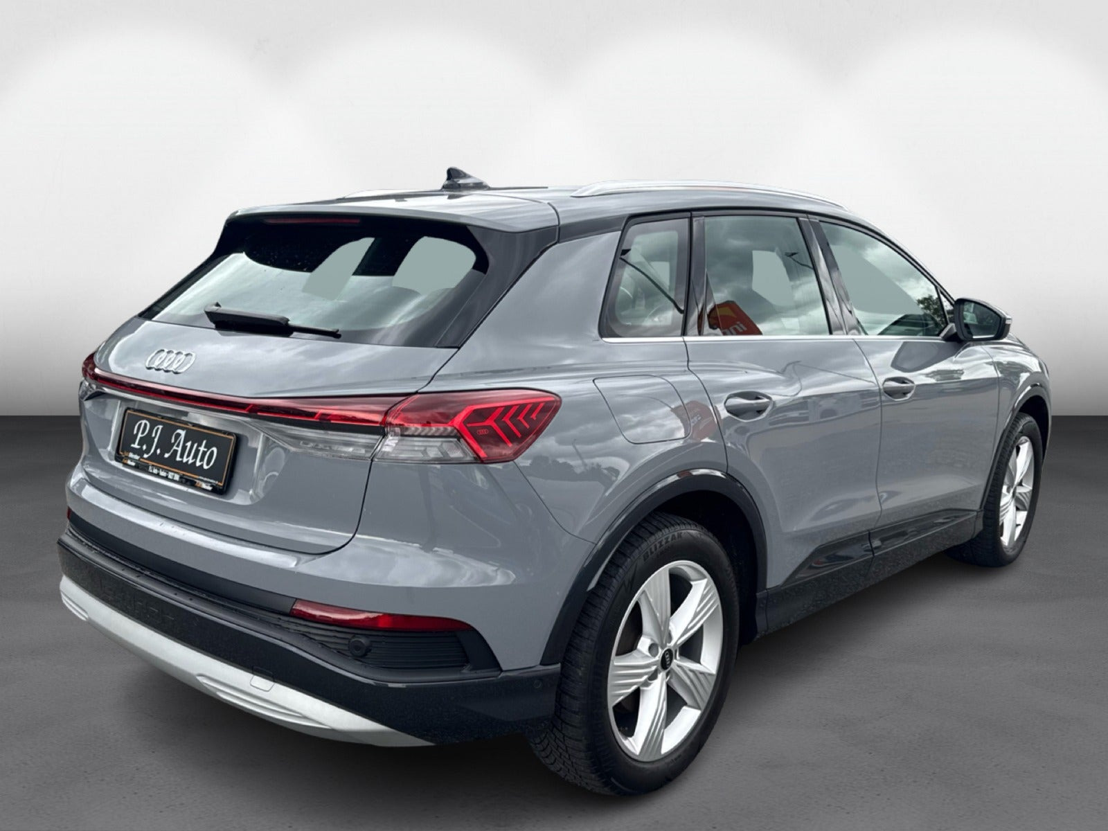 Grå Audi Q4 e-tron fra 2023