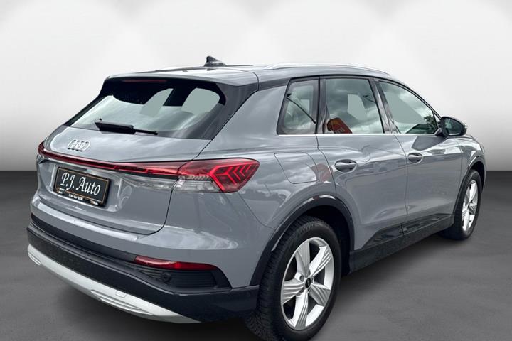 Grå Audi Q4 e-tron fra 2023