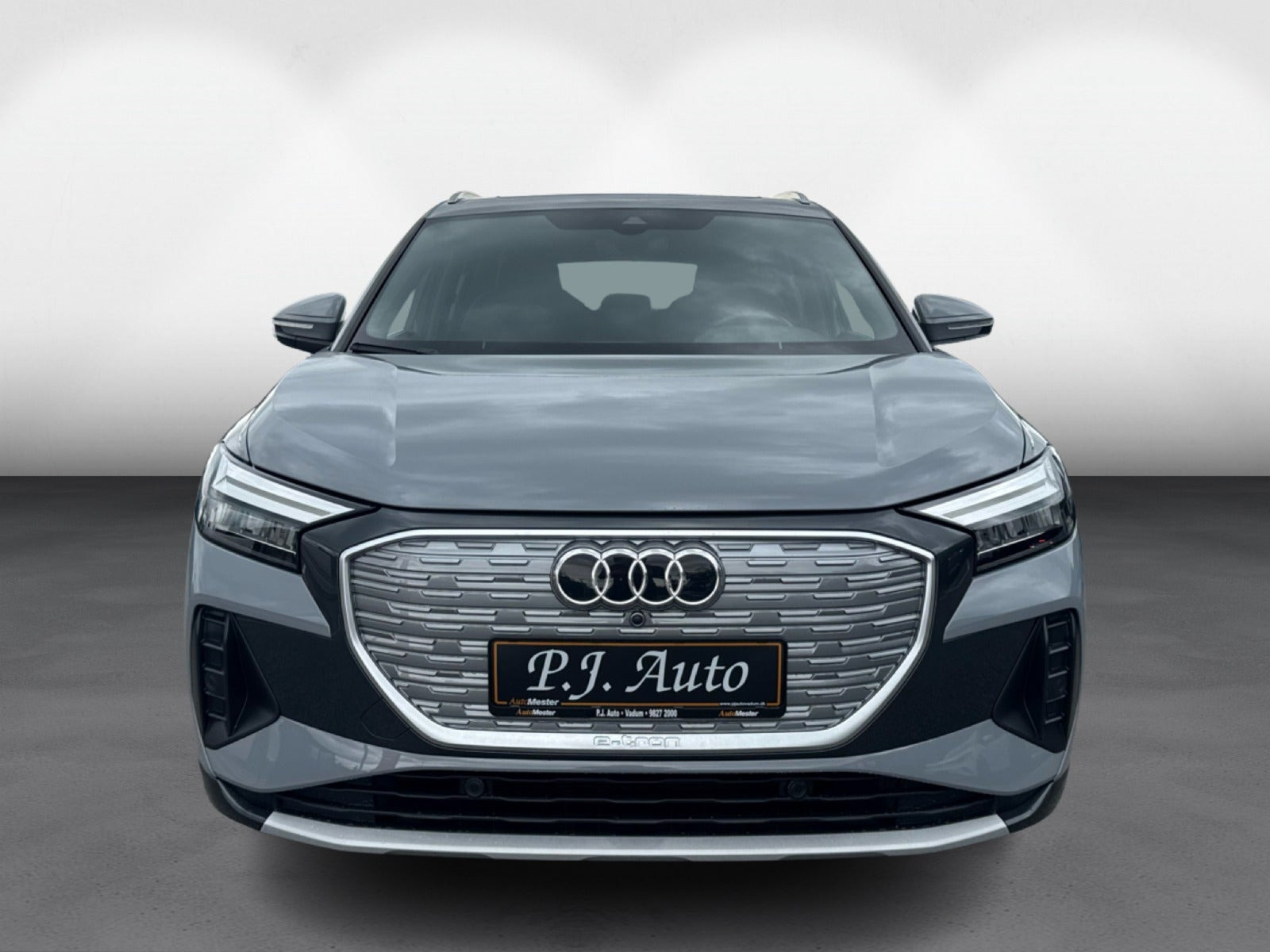 Grå Audi Q4 e-tron fra 2023