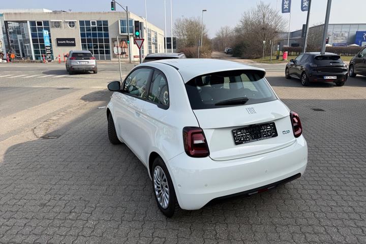 Rød Fiat 500e fra 2024