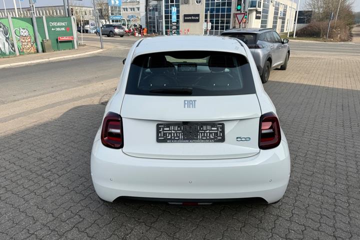 Rød Fiat 500e fra 2024