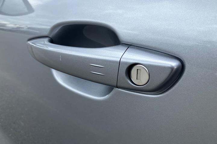 Grå Opel Mokka-e fra 2025