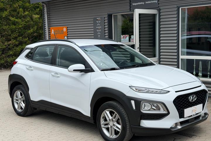 Hvid Hyundai Kona fra 2020 set udefra