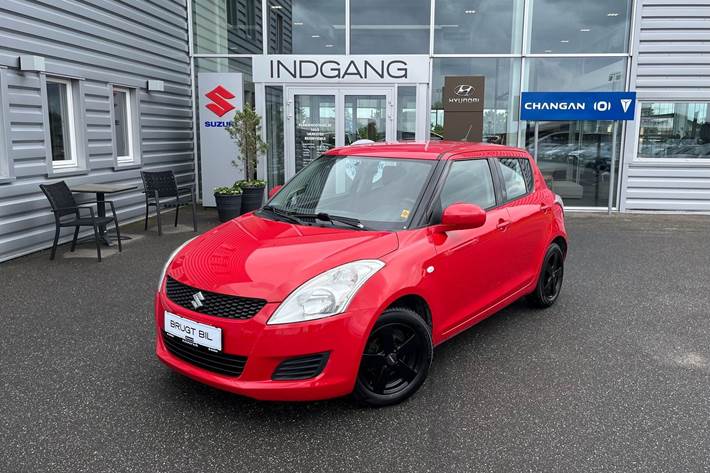 Rød Suzuki Swift fra 2014
