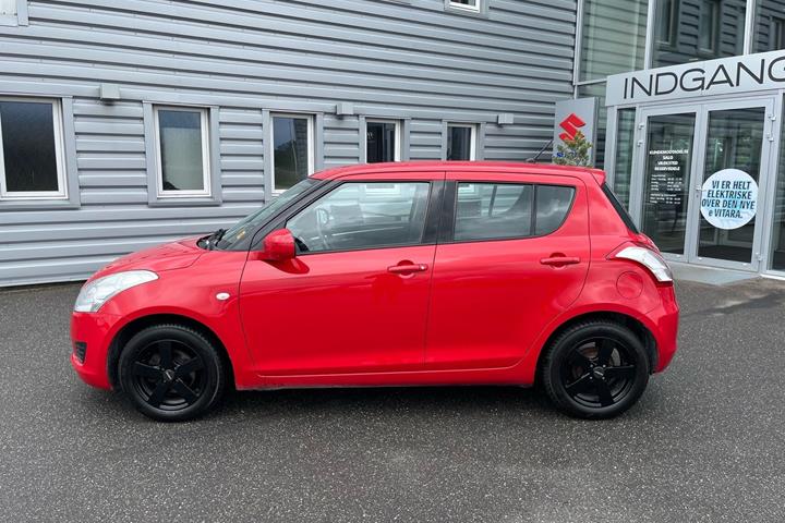 Rød Suzuki Swift fra 2014