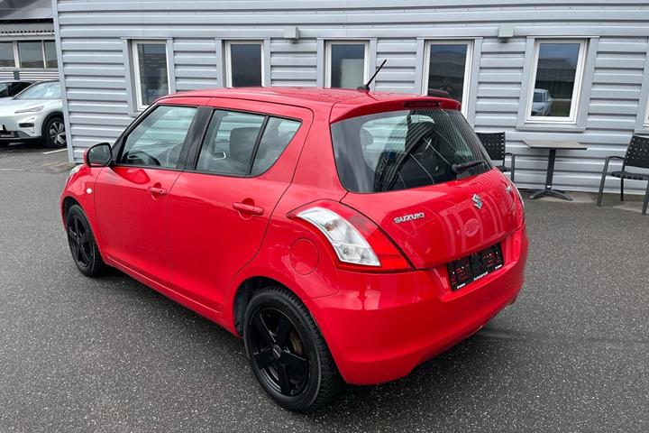 Rød Suzuki Swift fra 2014
