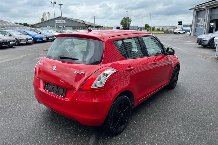 Rød Suzuki Swift fra 2014