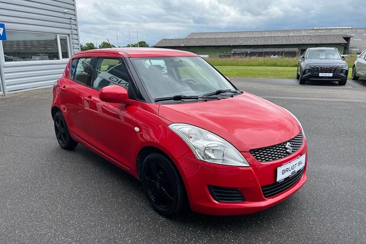 Rød Suzuki Swift fra 2014