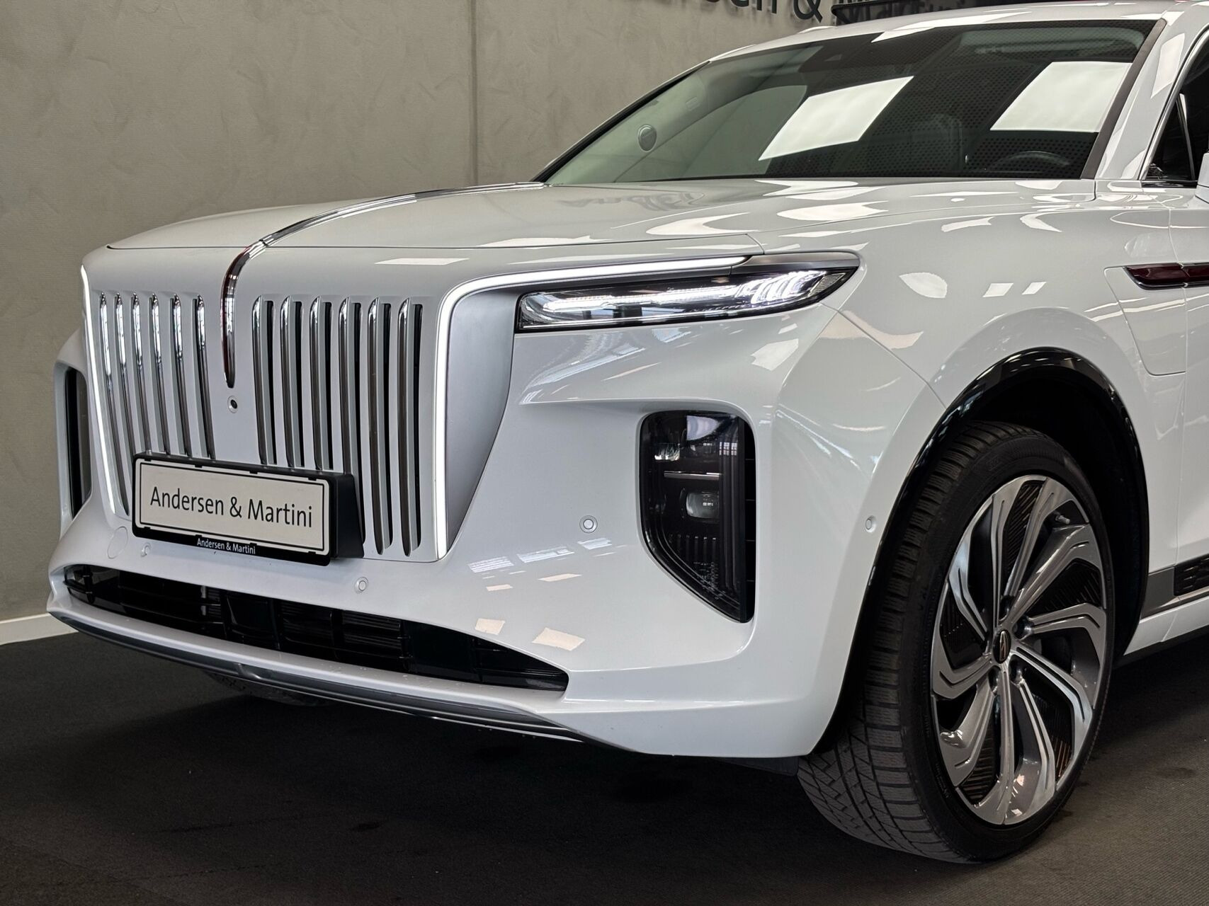 Hvid Hongqi E-HS9 fra 2024