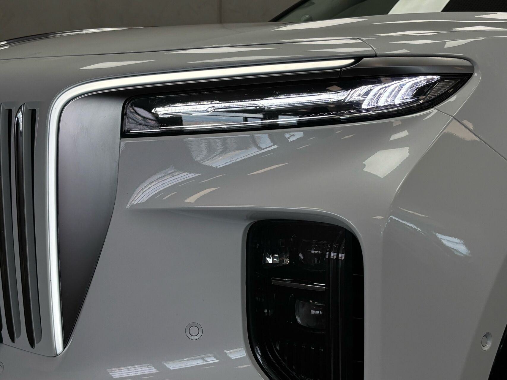 Hvid Hongqi E-HS9 fra 2024