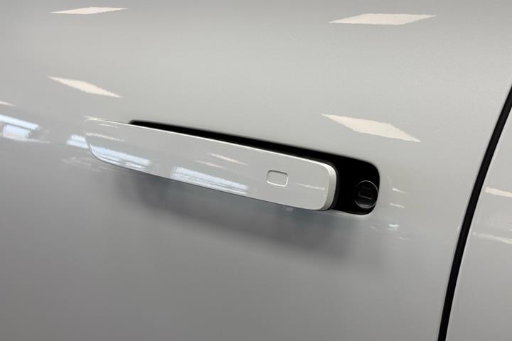 Hvid Hongqi E-HS9 fra 2024