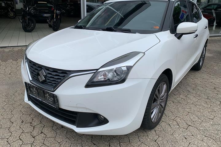 Hvid Suzuki Baleno fra 2018 set udefra