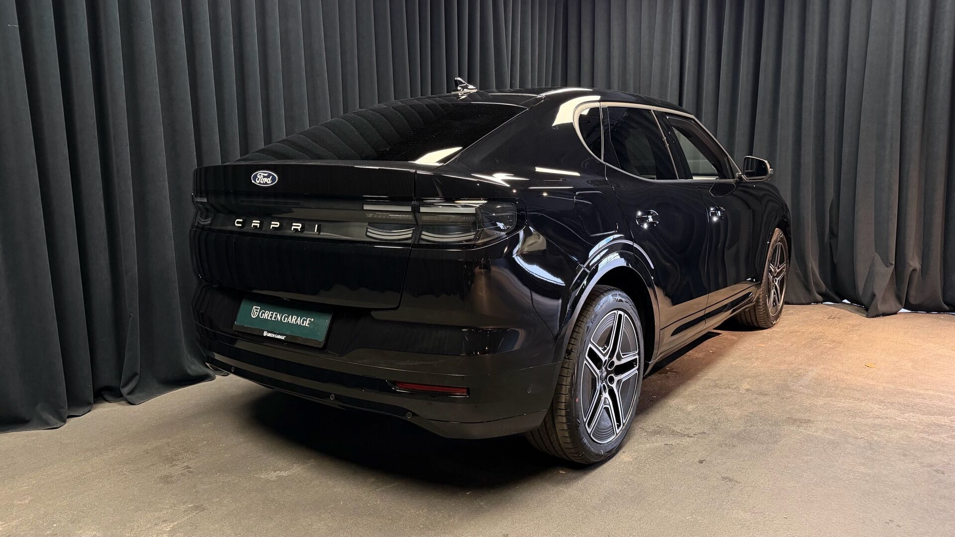 Sort Ford Capri fra 2024