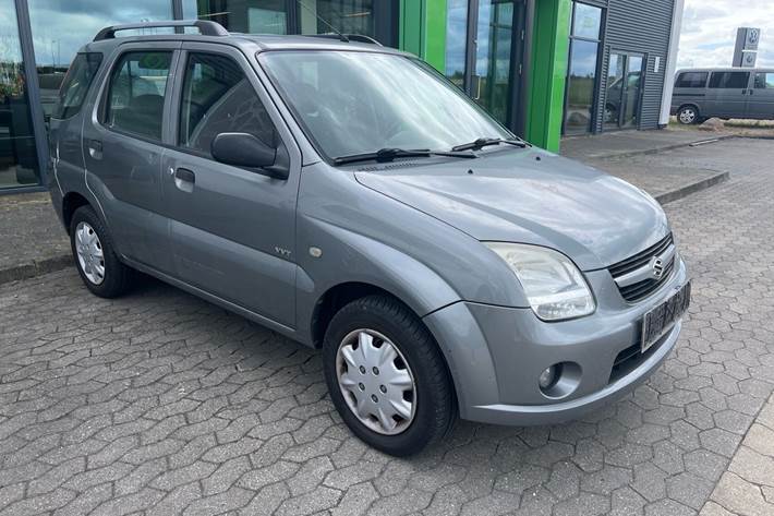 Grå Suzuki Ignis fra 2006 set udefra