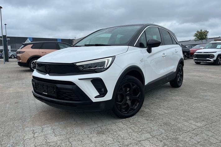 Hvid Opel Crossland fra 2023 set udefra