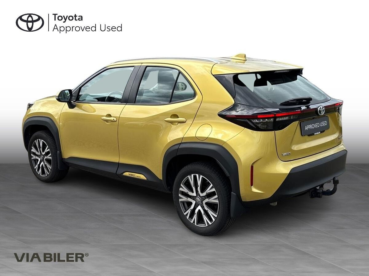 Gul Toyota Yaris Cross fra 2022