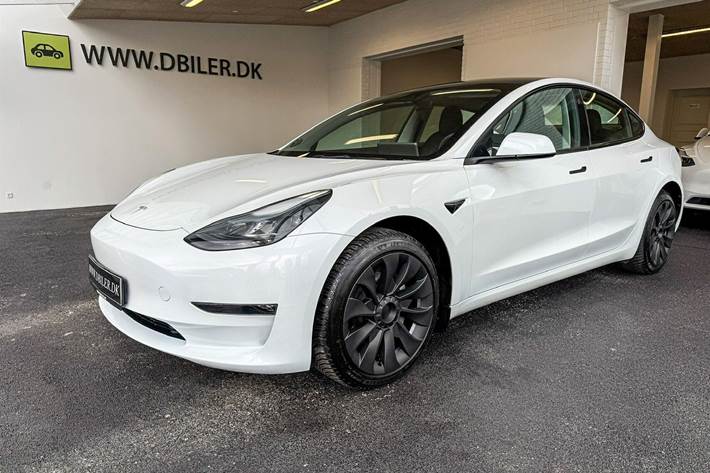 Hvid Tesla Model 3 fra 2023 set udefra