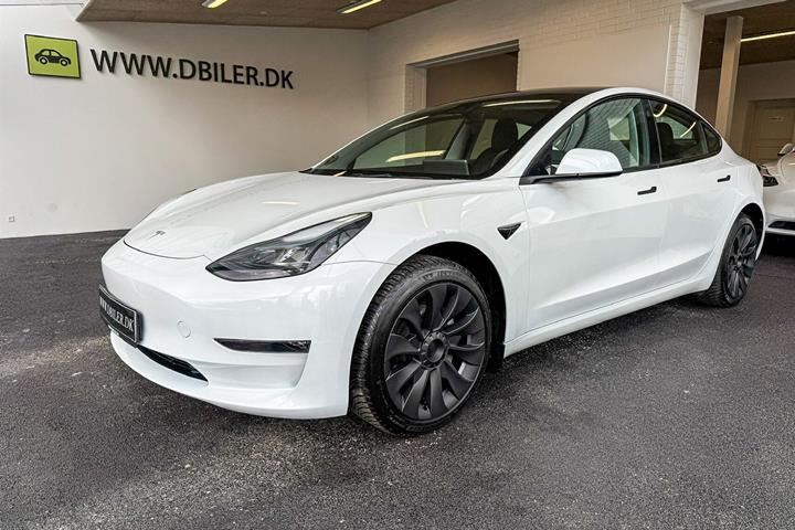 Hvid Tesla Model 3 fra 2023 set udefra