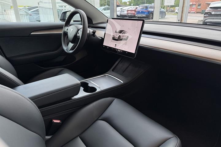 Hvid Tesla Model 3 fra 2023
