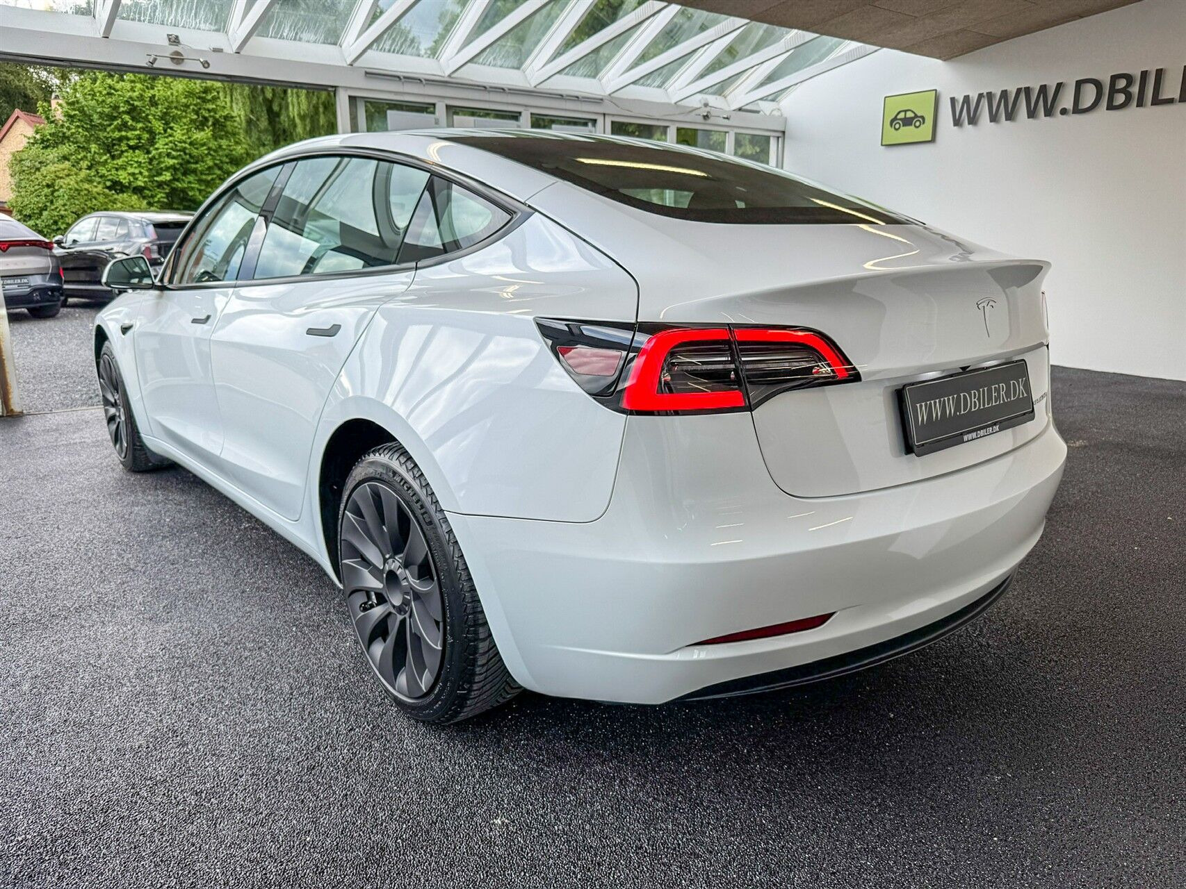 Hvid Tesla Model 3 fra 2023