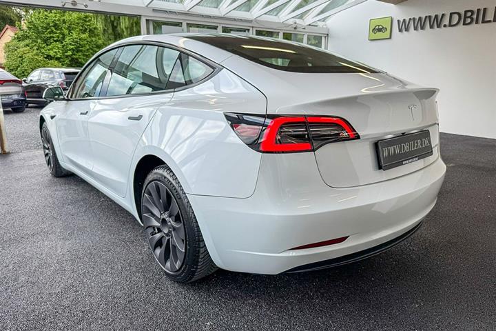 Hvid Tesla Model 3 fra 2023