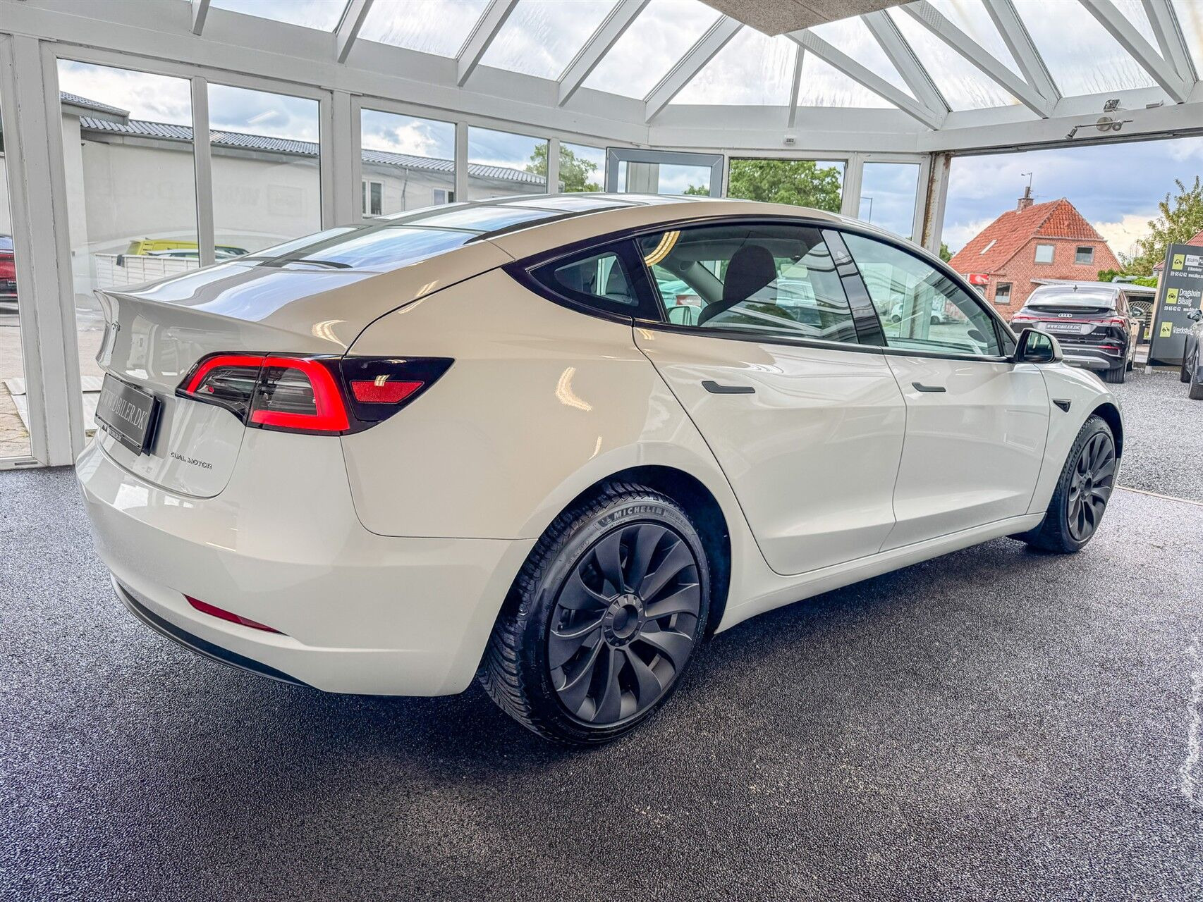 Hvid Tesla Model 3 fra 2023
