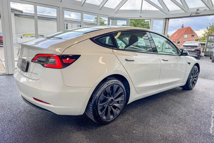 Hvid Tesla Model 3 fra 2023