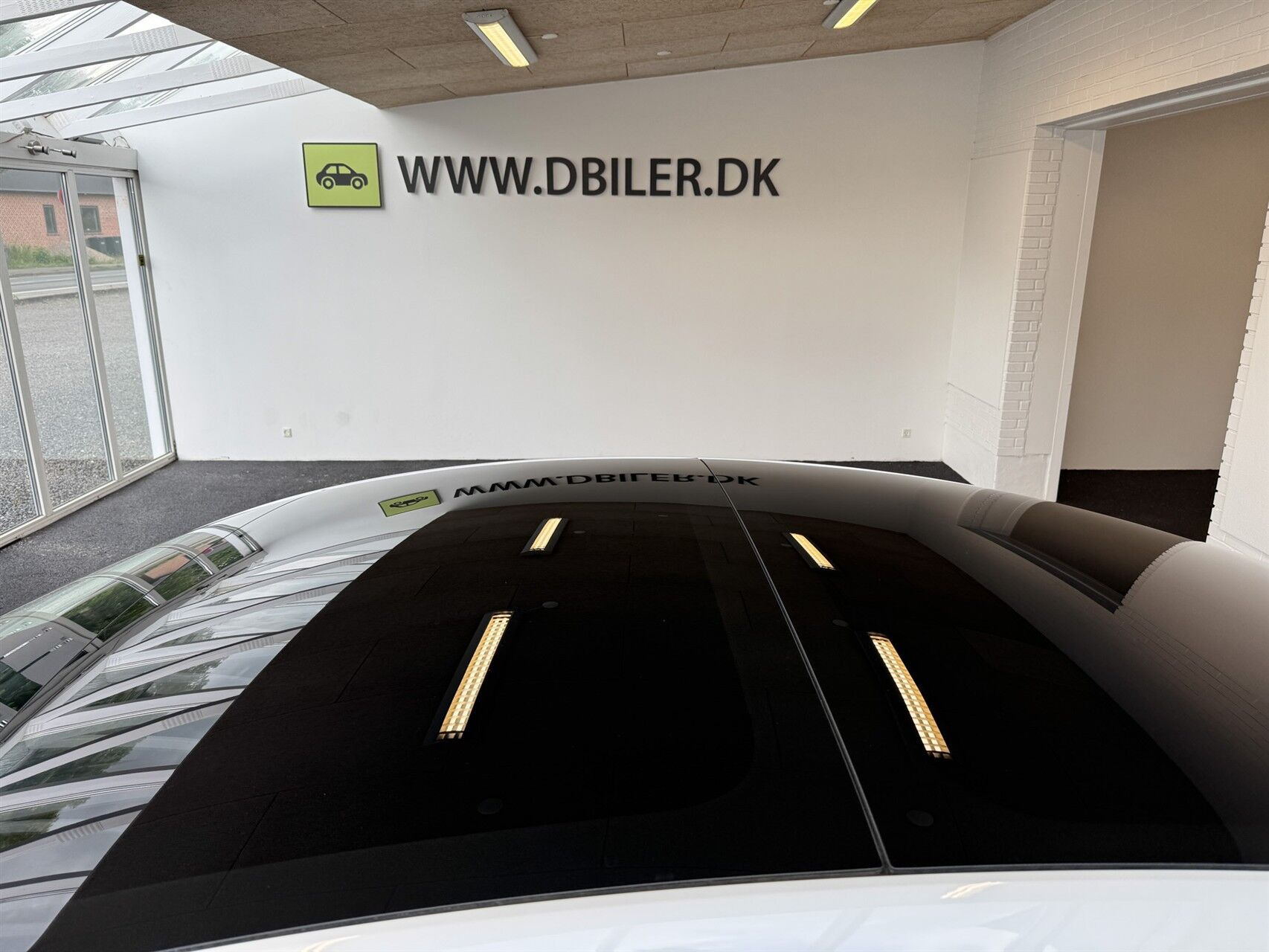 Hvid Tesla Model 3 fra 2023