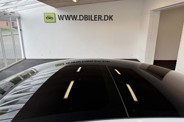 Hvid Tesla Model 3 fra 2023