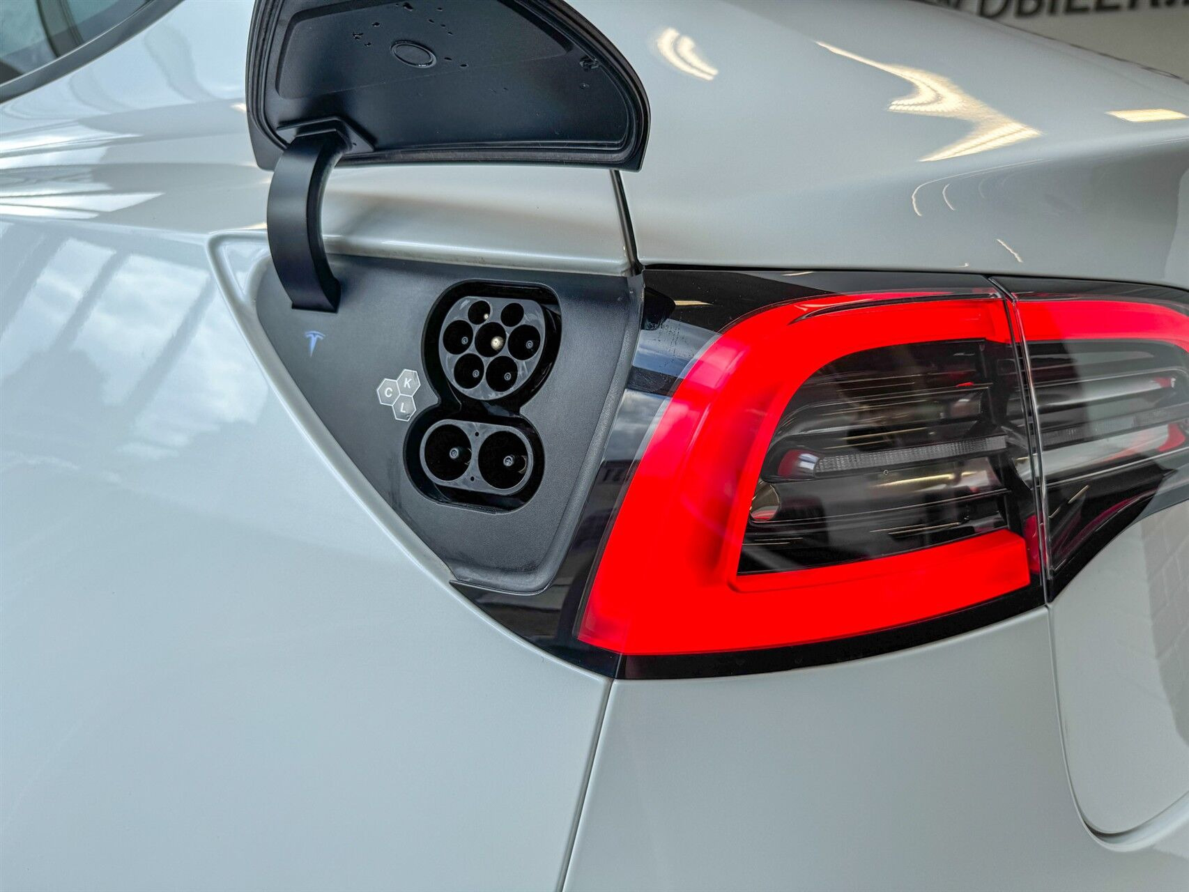 Hvid Tesla Model 3 fra 2023