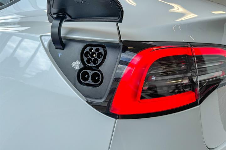 Hvid Tesla Model 3 fra 2023