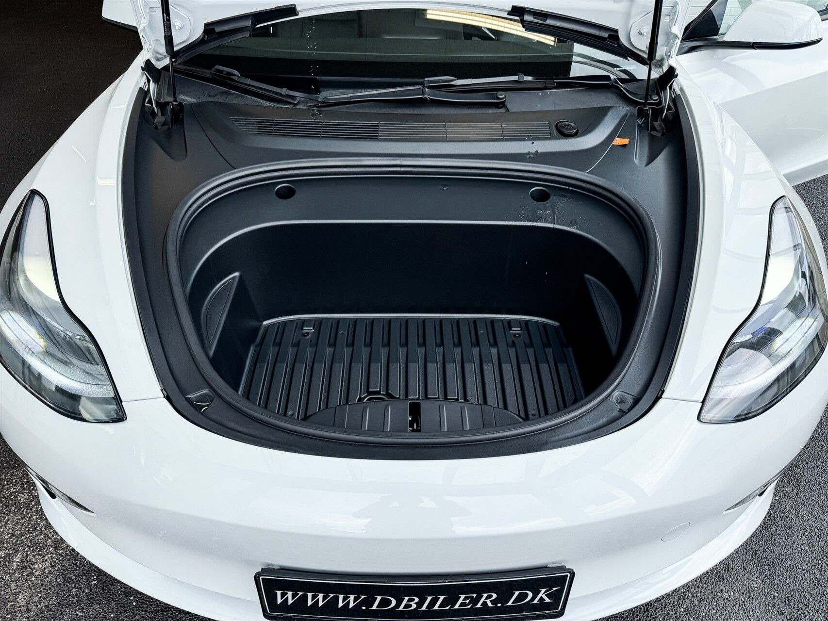 Hvid Tesla Model 3 fra 2023