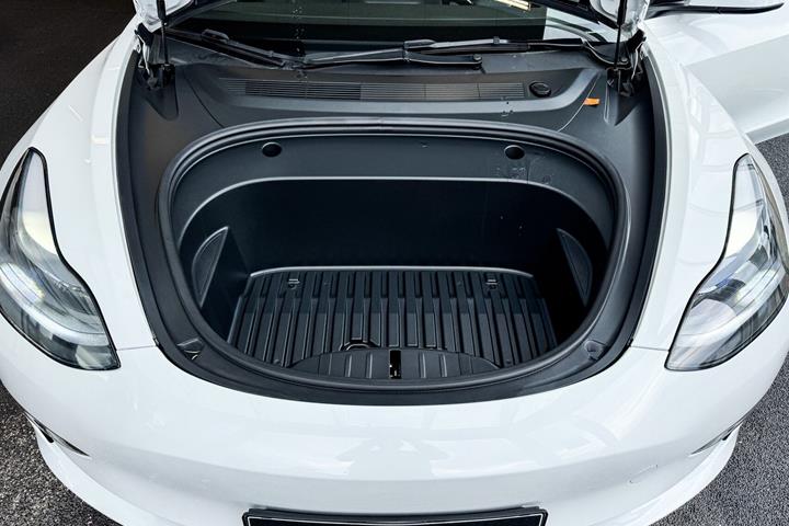 Hvid Tesla Model 3 fra 2023