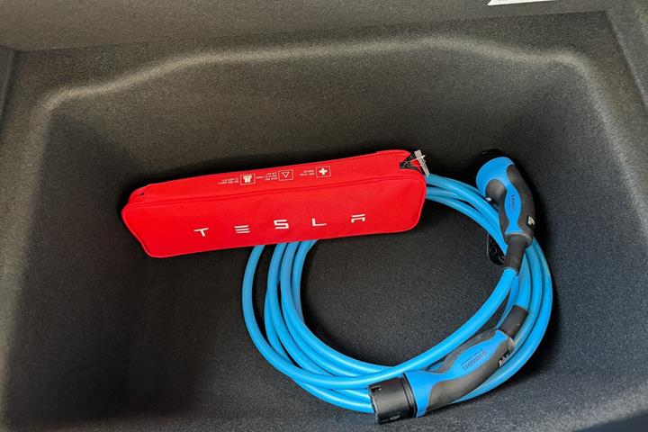 Hvid Tesla Model 3 fra 2023