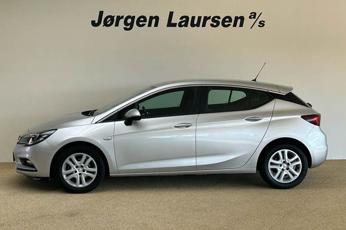 Sølv Opel Astra fra 2017