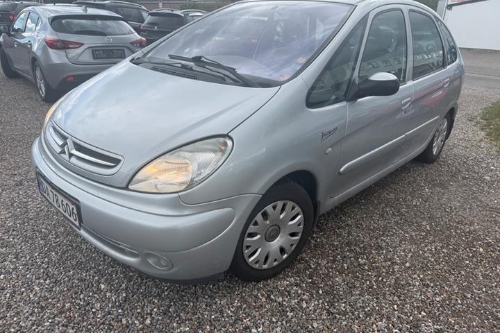 Sølv Citroën Xsara Picasso fra 2003 set udefra