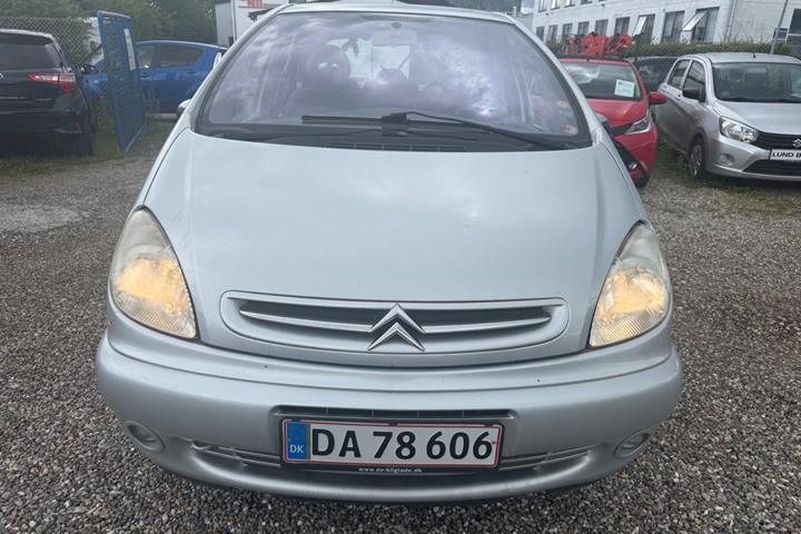 Sølv Citroën Xsara Picasso fra 2003 set udefra