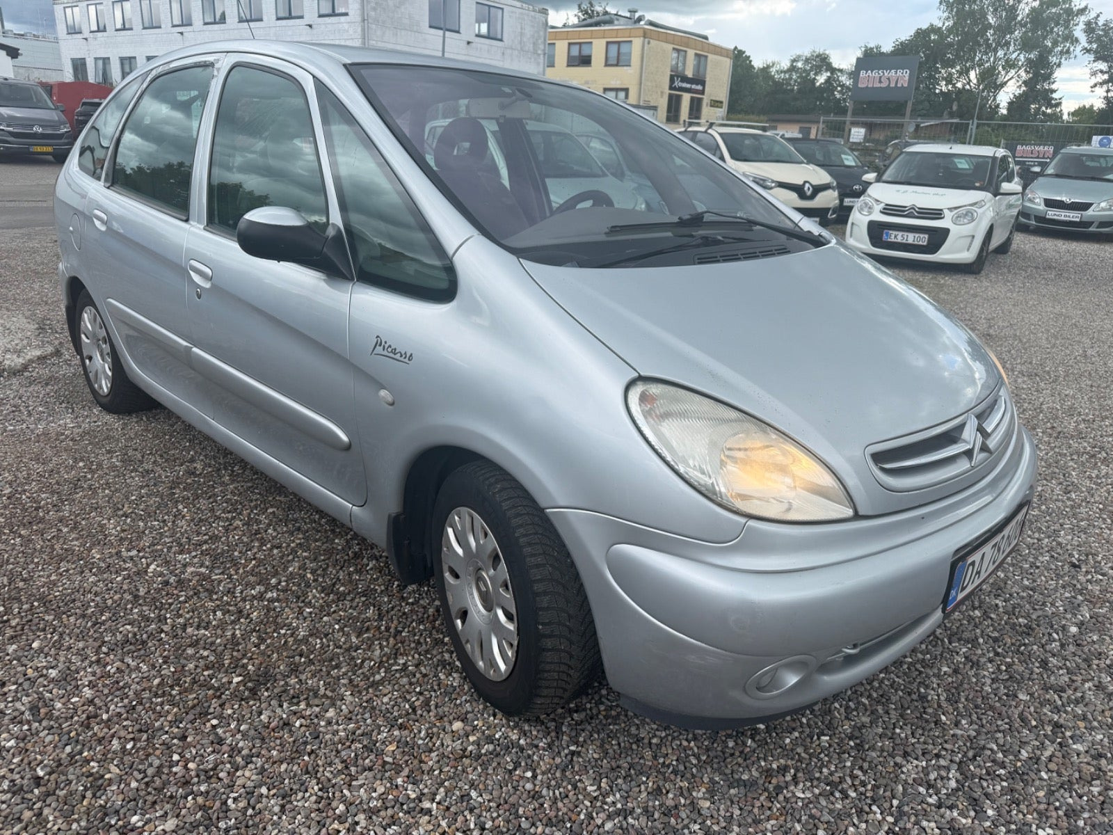 Sølv Citroën Xsara Picasso fra 2003 set udefra