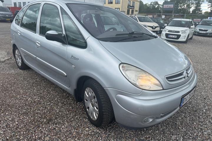 Sølv Citroën Xsara Picasso fra 2003 set udefra
