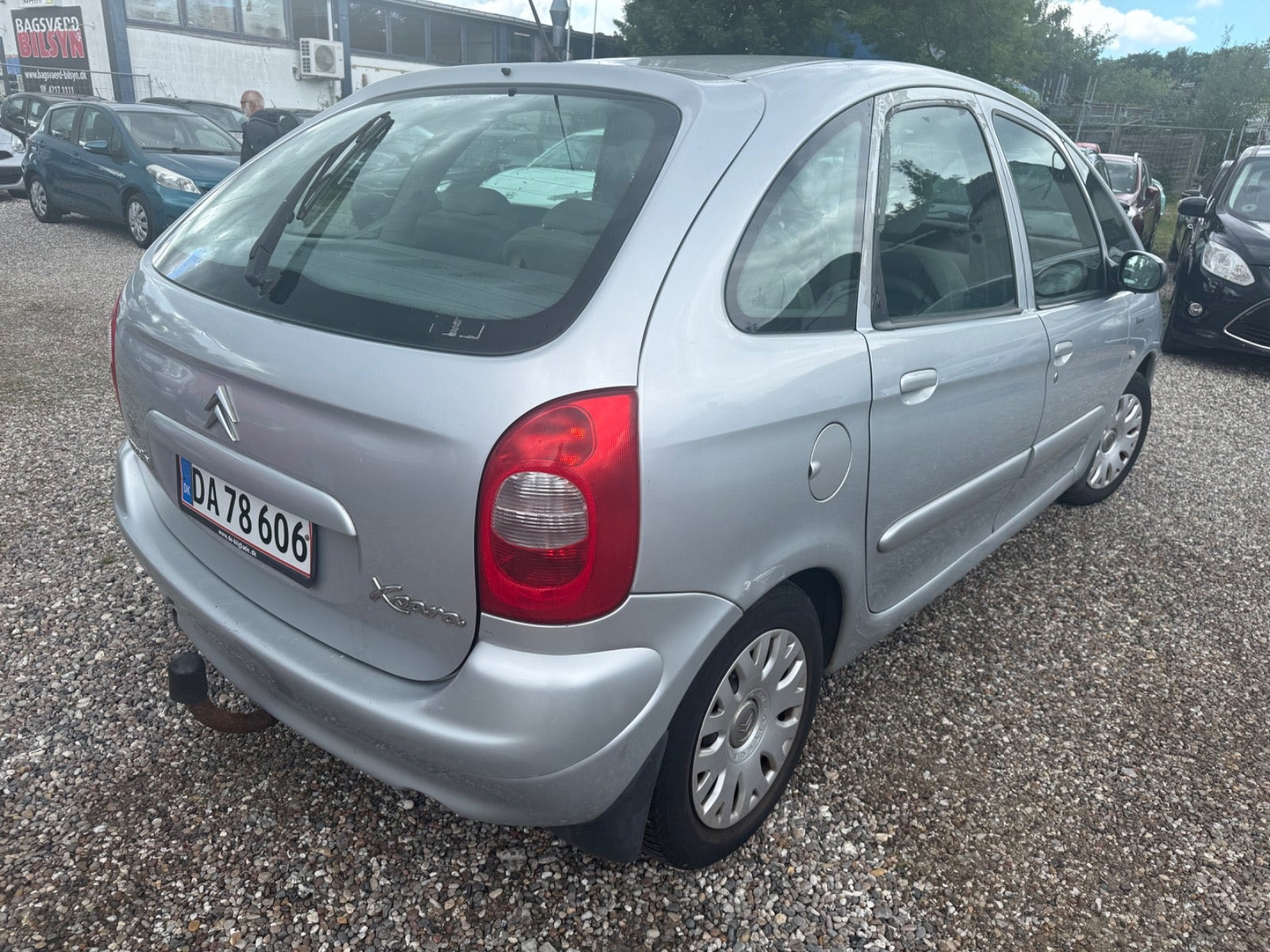 Sølv Citroën Xsara Picasso fra 2003 set udefra