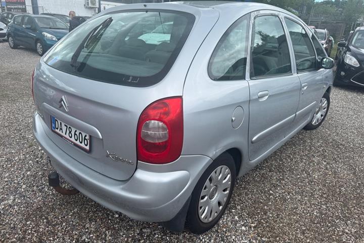 Sølv Citroën Xsara Picasso fra 2003 set udefra