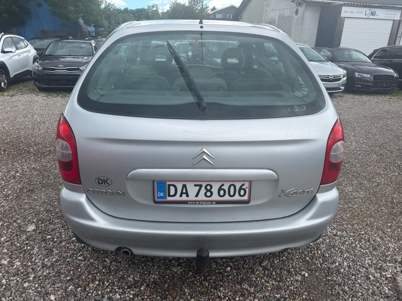 Sølv Citroën Xsara Picasso fra 2003 set udefra