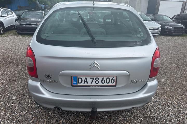 Sølv Citroën Xsara Picasso fra 2003 set udefra