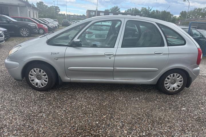 Sølv Citroën Xsara Picasso fra 2003 set udefra